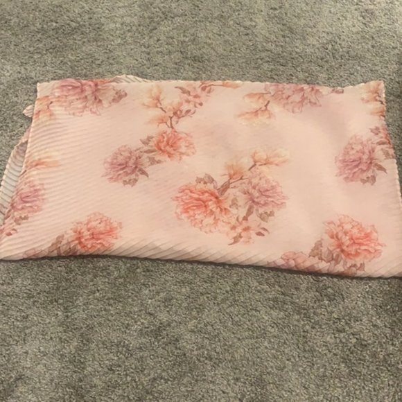 ✨JACQUIE pink floral scarf - Picture 4 of 5